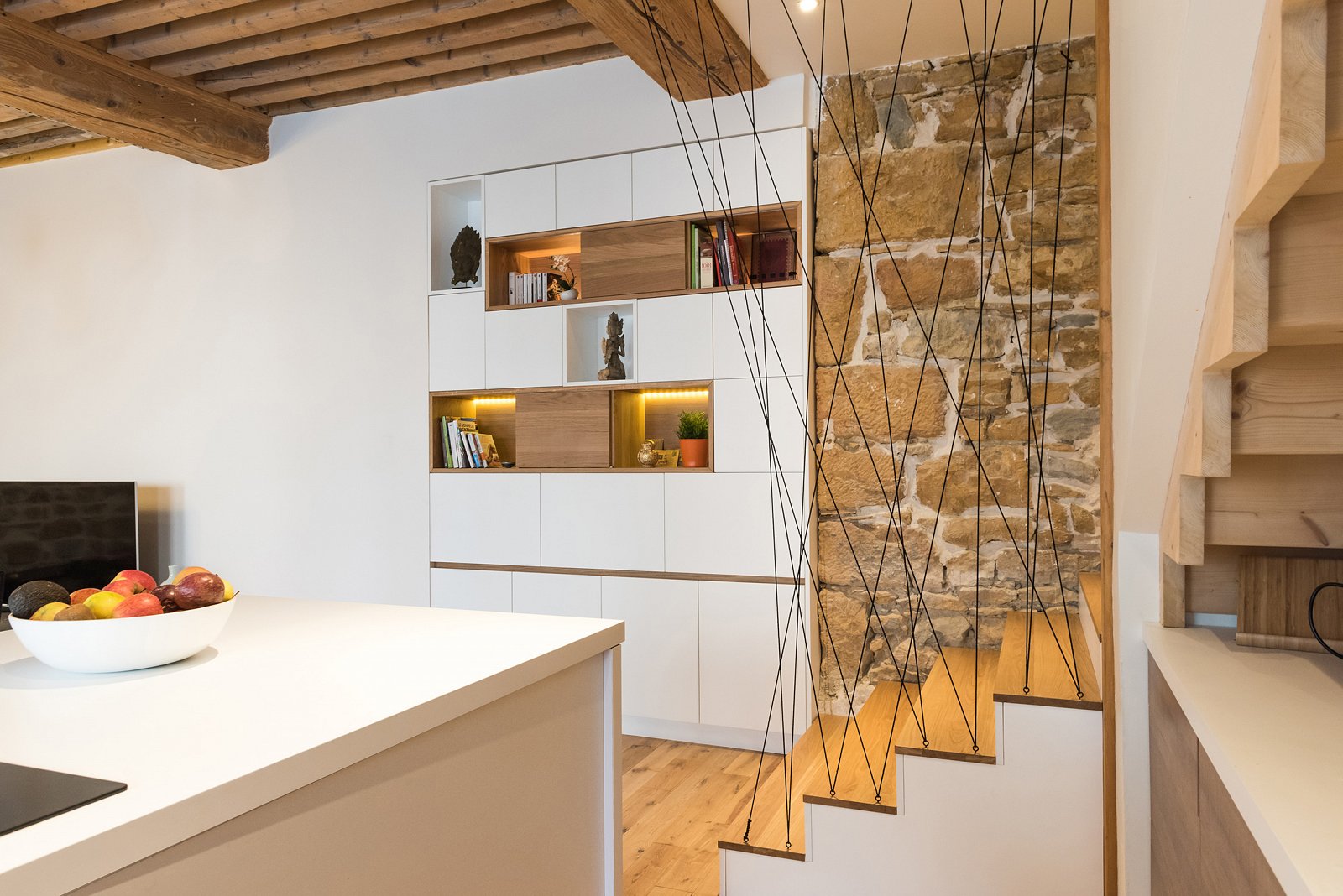 Aménagement intérieur d'un appartement canut à la Croix-Rousse réalisé par Guillaume Bouvet, artisan menuisier.