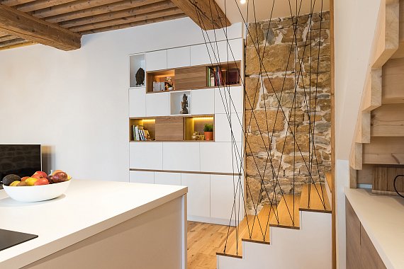 Aménagement intérieur d'un appartement canut à la Croix-Rousse réalisé par Guillaume Bouvet, artisan menuisier.