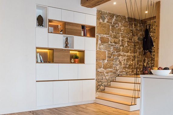 Bureau sur mesure intégré dans un appartement canut avec alcôves en chêne naturel.