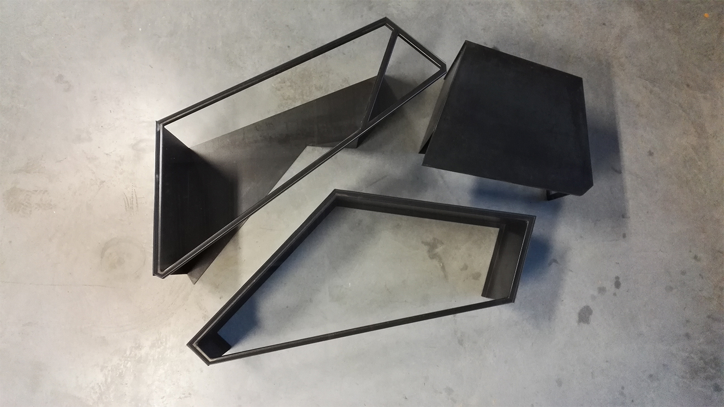 table-basse-asymetrique-metal-brut-02.jpg