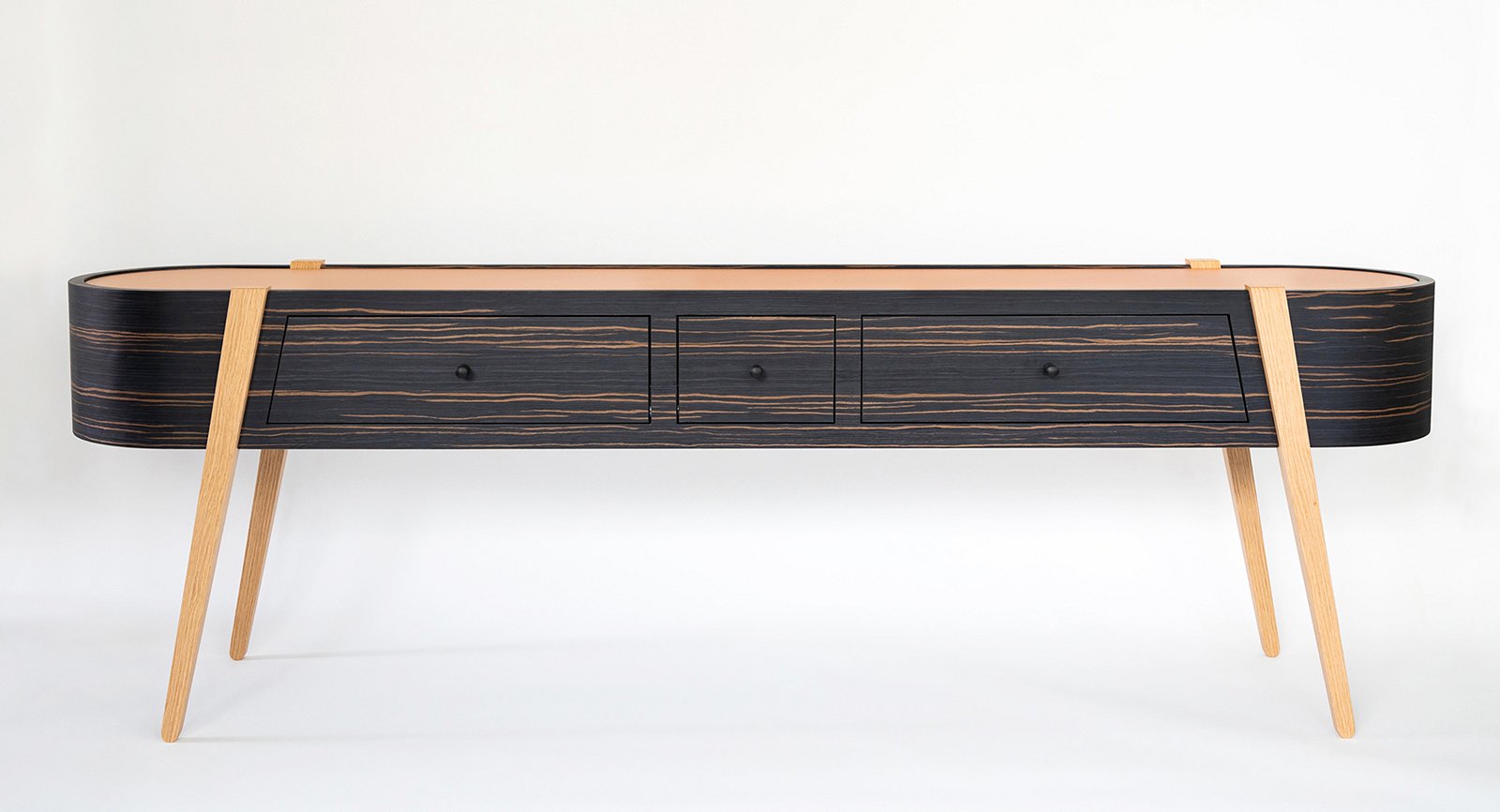 Enfilade sur mesure en chêne conçue par l'atelier Guillaume Bouvet.