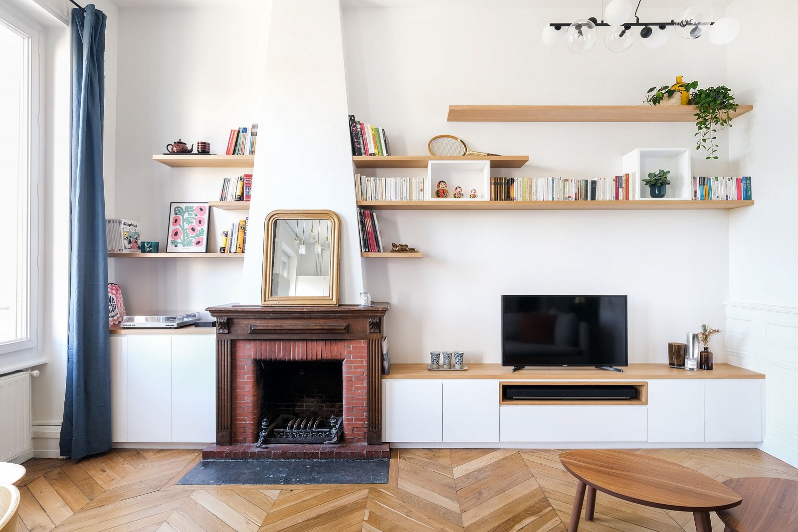 Meuble TV en chêne naturel réalisé à Caluire-et-Cuire par l'atelier Guillaume Bouvet.