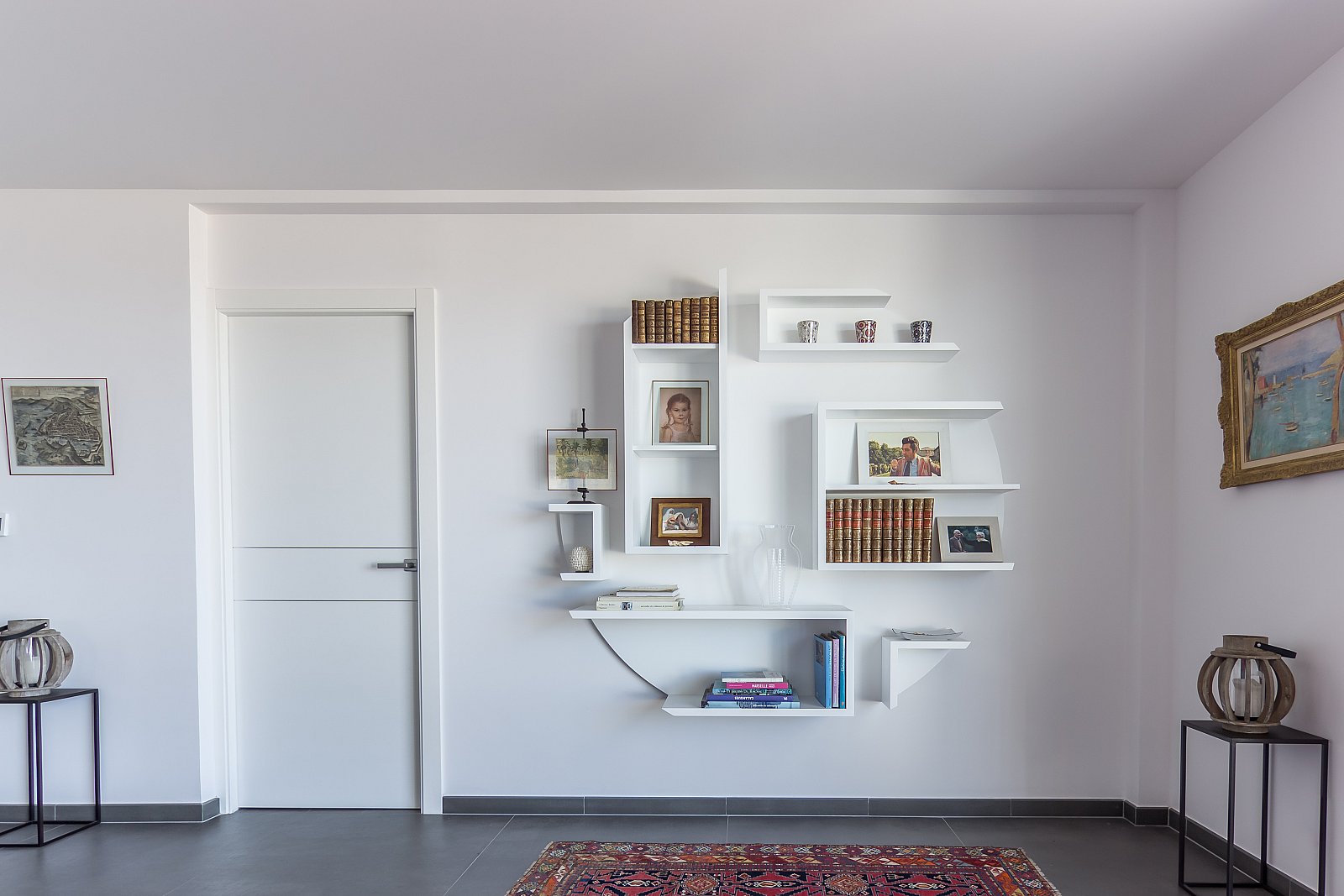 Aménagement mural avec modules pour accueillir livres et objets décoratifs.