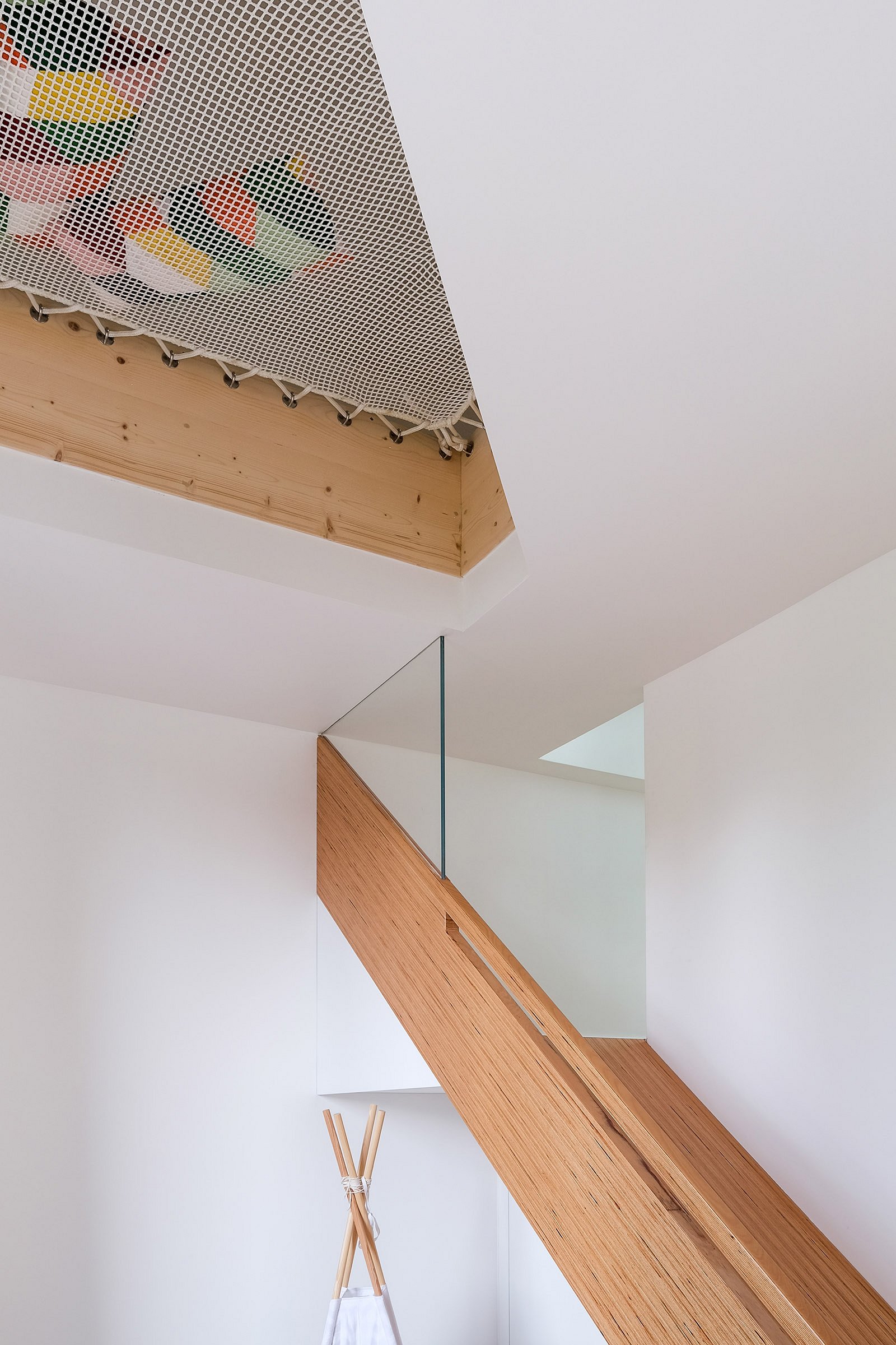 Escalier et toboggan en chêne naturel conçu sur mesure pour une chambre d'enfant.
