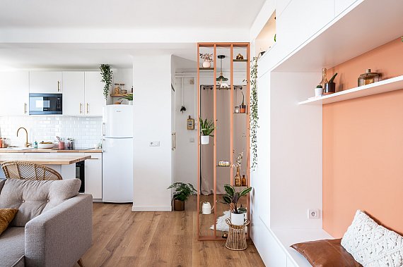 Alcôve avec banquette sur mesure en panneaux laqués blancs et finition terracotta.