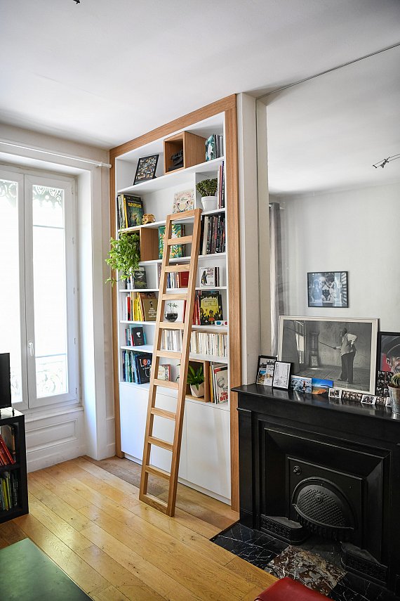 Bibliothèque sur mesure en chêne naturel avec échemme conçue pour mettre en valeur une collection de beaux livres.
