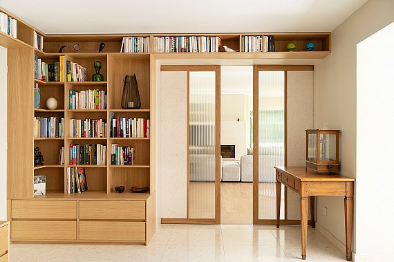 Bibliothèque sur mesure en placage chêne réalisée par l'atelier Guillaume Bouvet