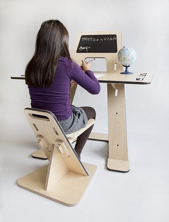 Tableau magnétique transformable en plan de travail avec ergonomie modulable.