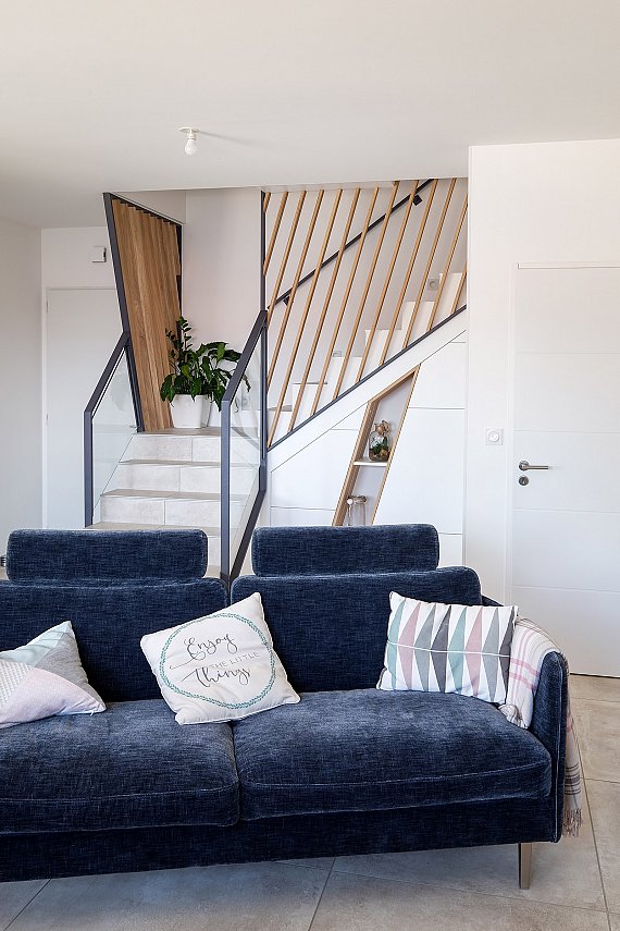 Claustra en bois et aménagement sous escalier avec niches décoratives à LED.