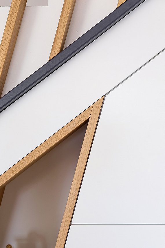 Conception et aménagement sur mesure d'un escalier design avec garde-corps en métal, verre et chêne naturel.