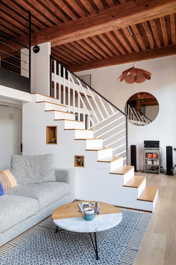 Escalier intérieur en chêne massif réalisé à la Croix-Rousse par l'atelier Guillaume Bouvet.