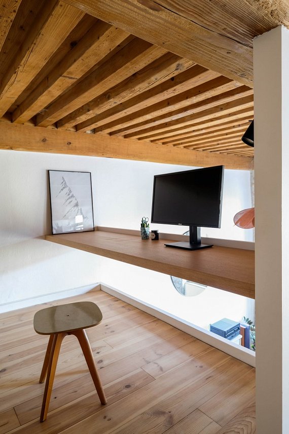 Escalier sur mesure avec rangements intégrés en chêne massif conçu par l'atelier de menuiserie Guillaume Bouvet.