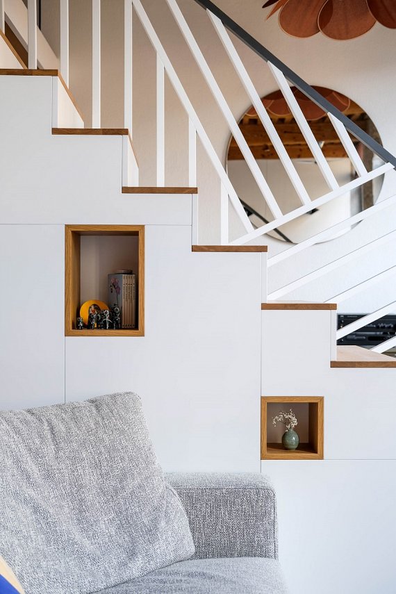 Garde-corps moderne en métal thermolaqué conçu pour structurer les espaces de vie.