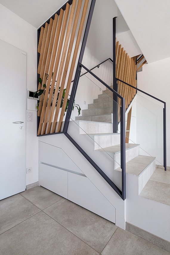 Garde-corps en métal thermolaqué gris anthracite et chêne naturel réalisé par l'atelier Guillaume Bouvet.