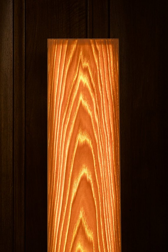 Création : luminaire en châtaignier imaginé par Guillaume Bouvet, artisan designer, édité en série limitée à 50 exemplaires.