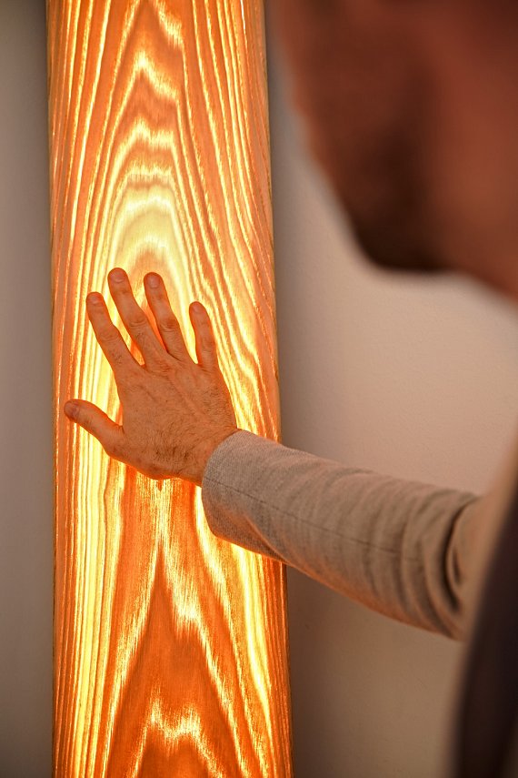 Lampe tactile au design unique en châtaignier et dont l'éclairage s'active par simple effleurement.