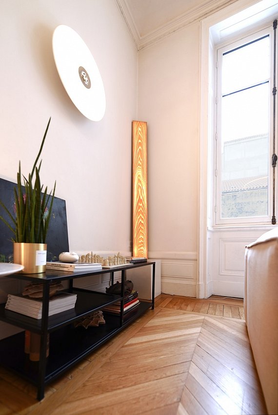 Luminaire en châtaignier au design minimaliste révélant le veinage naturel du bois.