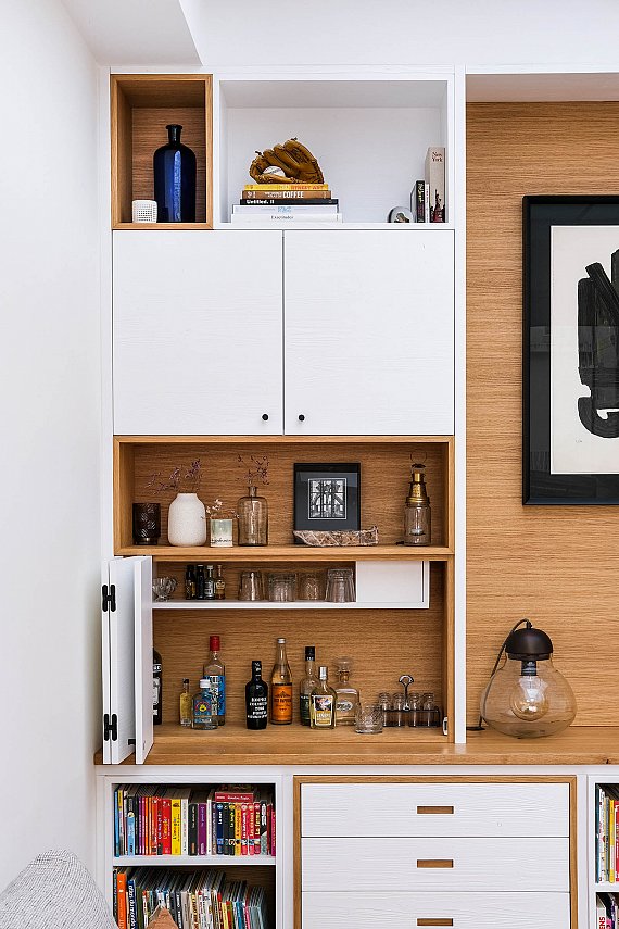 Meuble sur mesure intégrant un minibar et des rangements en chêne massif