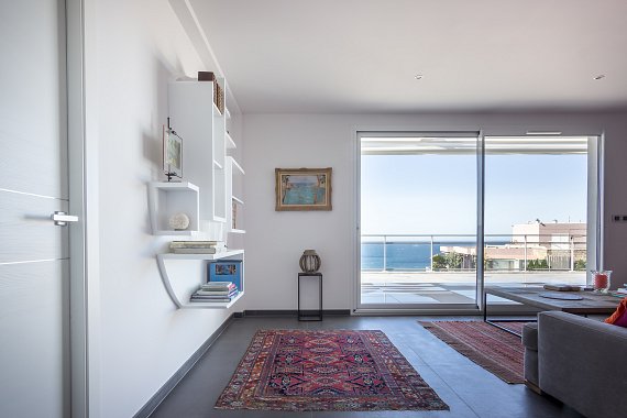 Meuble mural sur mesure designé par Guillaume Bouvet pour un salon contemporain à Marseille.