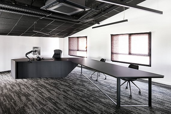 Mobilier professionnel haut-de-gamme en stratifié Fenix noir mat imaginé par Guillaume Bouvet, artisan lyonnais