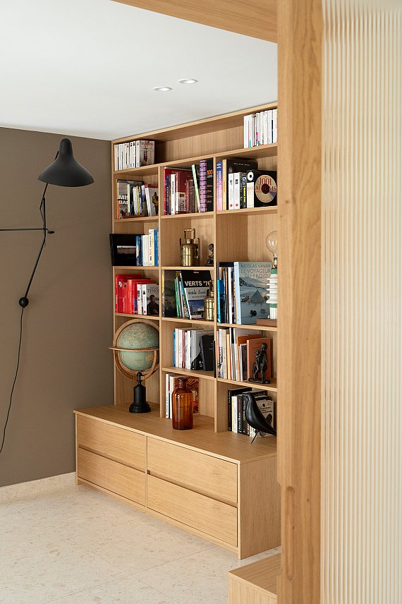 Mobilier sur mesure en placage chêne conçu par l'atelier de menuiserie Guillaume Bouvet.