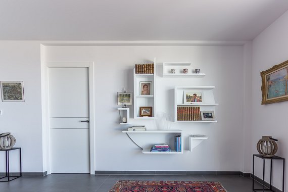 Aménagement mural avec modules pour accueillir livres et objets décoratifs.