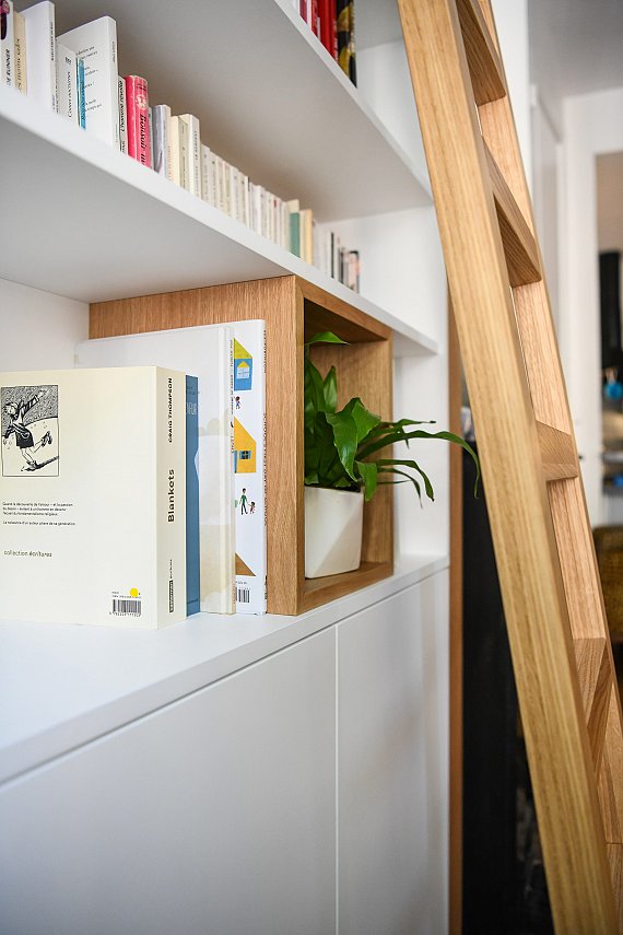 Bibliothèque en chêne naturel réalisée dans un appartement haussmannien par l'atelier lyonnais de menuiserie Guillaume Bouvet.