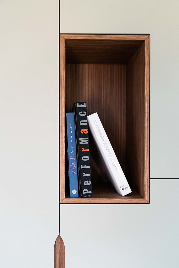Rangements sur mesure en noyer antique pour un espace de travail.