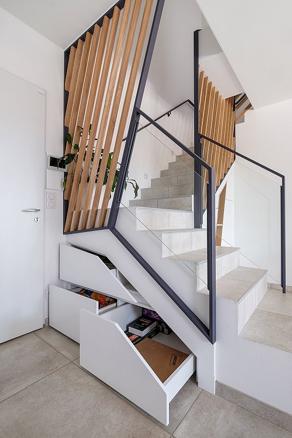 Rangements sous escalier sur mesure avec coffres, tiroir et ouverture Push Latch.