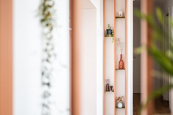 Meuble d'entrée sur mesure avec claustra terracotta, alcôves décoratives et éclairage LED conçu par l'atelier de menuiserie Guillaume Bouvet.