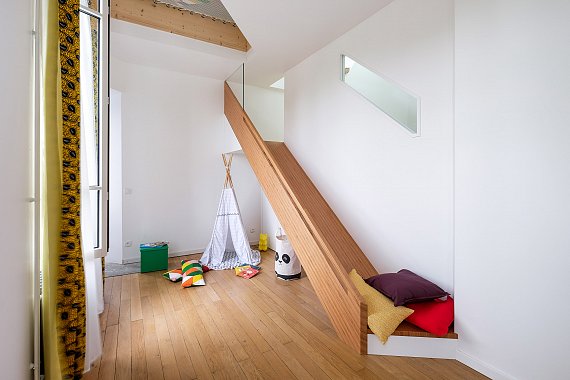 Toboggan sur mesure intégré dans une salle de jeux d'enfants, réalisé par l'atelier Guillaume Bouvet.