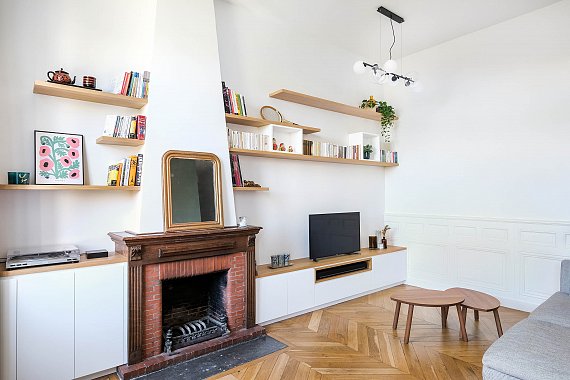 Vaisselier sur mesure en chêne naturel conçu pour un salon à Caluire-et-Cuire