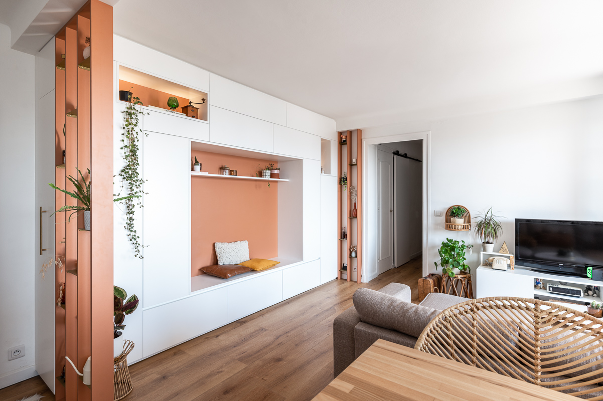 Claustra sur mesure intégrée à l'entrée d'un appartement, réalisée par l'atelier Guillaume Bouvet.