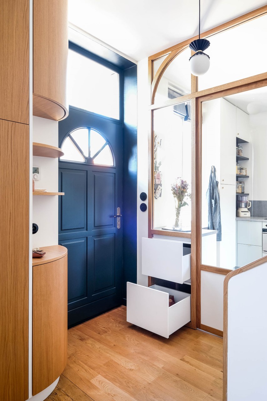 Ouverture entrée et cuisine avec verrière Art déco en chêne massif favorisant la circulation de la lumière.
