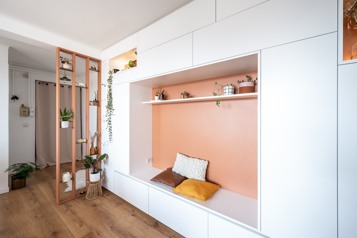 Range-chaussures sur mesure intégré dans un meuble d'entrée avec grands placards.