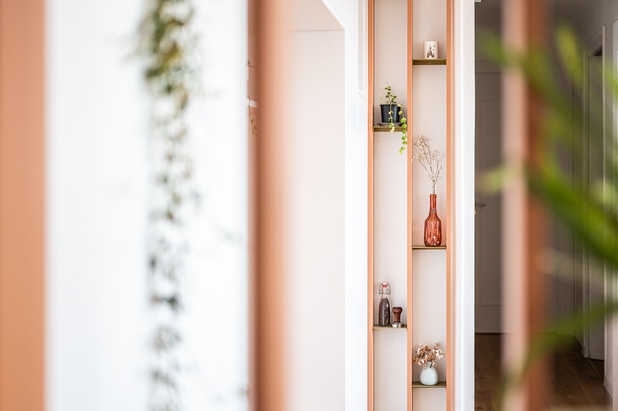 Meuble d'entrée sur mesure avec claustra terracotta, alcôves décoratives et éclairage LED conçu par l'atelier de menuiserie Guillaume Bouvet.