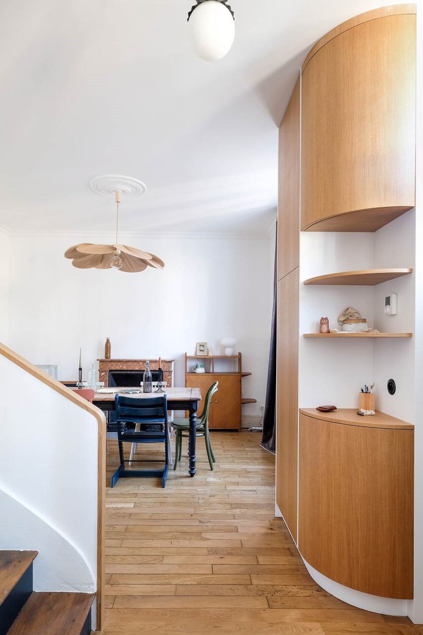 Verrière sur mesure installée dans une entrée afin de créer une séparation élégante entre les espaces.